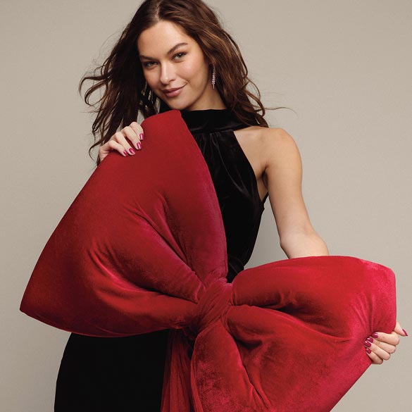 Holiday Gift Guide: Seasonal Scents, Beauty-Full Sets, Sparkling Statements